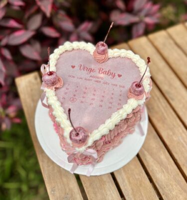 Burncake coquette glitter con lazos de tela, cerezas bañadas en glitter y buttercream.