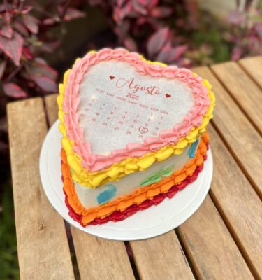 Burncake bañado en buttercream de varios colores.