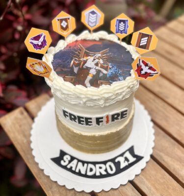 Burncake de free fire, bañada en buttercream con toppers y logo del juego en papel de arroz.
