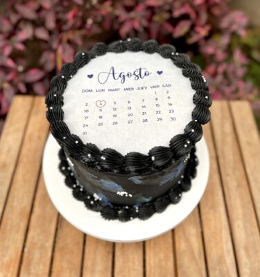 burncake galáctico bañado en buttercream negro y azul, decorado con perlitas.