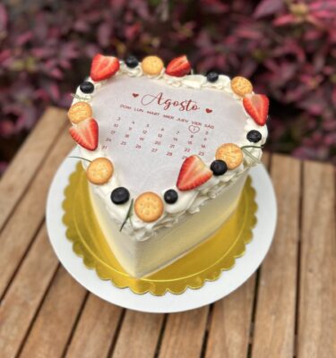 : burncake clásico con buttercream blanco, decorado con fresas, arándanos, galletas ritz y hojitas de romero.