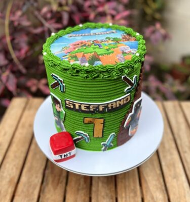 Burncake de minecraft decorado con pared de ladrillos en 2d de fondant, tnt en 3d de azúcar, nombre y edad en papel de arroz, perlitas y buttercream.