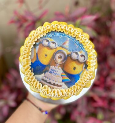 Burncake decorado en buttercream con los colores característicos de los Minions, con imagen sorpresa de los Minions en el centro.