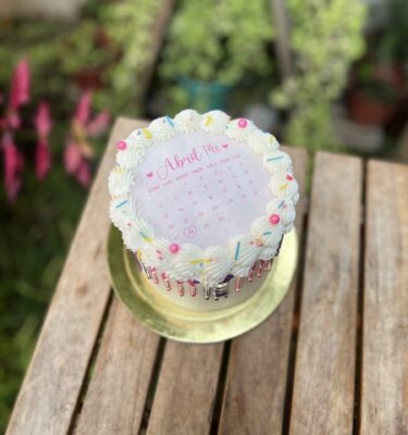 Burncake con drip brillante y sprinkles de colores en la parte superior, decorado con buttercream.