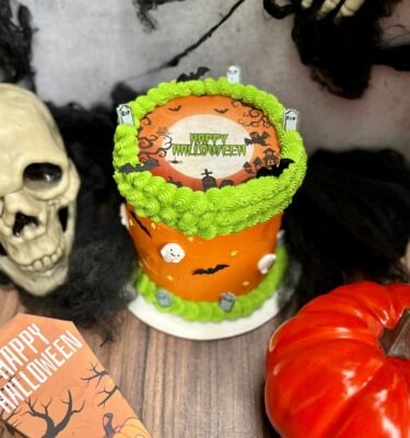Burncake temático de Halloween decorado con murciélagos y lunas de cartulina, más detalles en fondant de lápidas, estrellas y fantasmitas.
