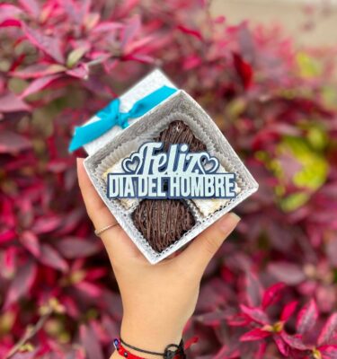 Mini four con dos brownies y dos alfajores decorados, acompañados de un topper de cartulina que dice ‘Feliz Día del Hombre’.