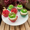 Pack de 6 cupcakes decorados en buttercream con toppers navideños de renos y la frase “Feliz Navidad”.