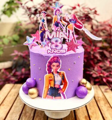Torta temática de guerreras K-Pop con acabado en buttercream glitter y toppers de cartulina.