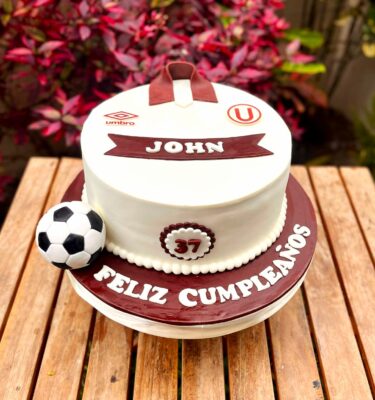 Torta con acabado en fondant que simula la camiseta del equipo Universitario de Deportes.