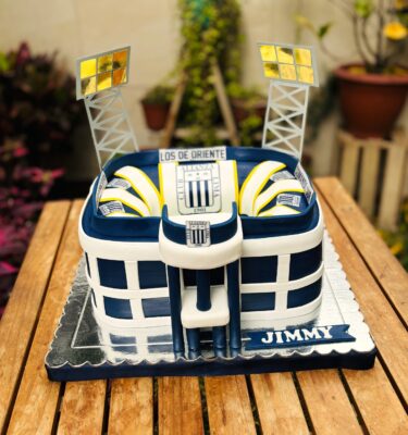 Torta tallada en forma de estadio de Alianza Lima, forrada en fondant y decorada con detalles del club.