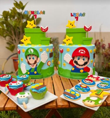 Torta temática de Mario Bros forrada en fondant, con personaje en 2D de Mario o Luigi y decoraciones en fondant 2D.