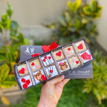 Caja vintage de San Valentín con 12 alfajores artesanales, decorados a mano con fondant en forma de corazones y ositos, en tonos suaves y románticos.