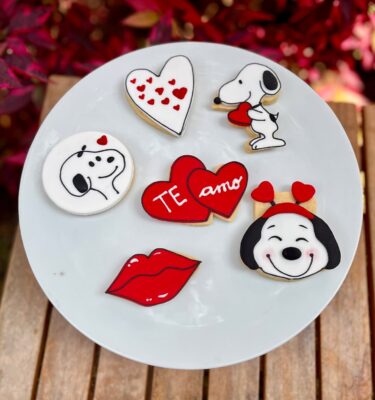 Set de 6 galletas de Snoopy decoradas en fondant para San Valentín, con tres diseños de Snoopy, dos corazones rojos y una galleta en forma de labios.