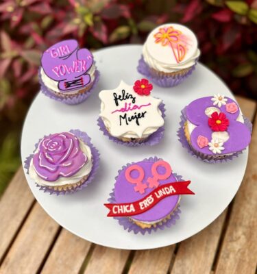 Pack de 6 cupcakes con decoraciones en fondant temáticas del Día de la Mujer.