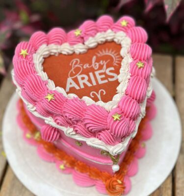 Nuestro Burncake Aries destaca por su diseño lleno de colores llamativos y detalles vibrantes, inspirado en la energía, intensidad y personalidad única de este signo. Cada elemento está pensado para reflejar su carácter fuerte y decidido, creando una torta que no pasa desapercibida.